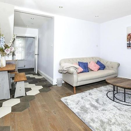Lovely 2-Bed In Windsor Free Parking, 1 Mile From Legoland エクステリア 写真