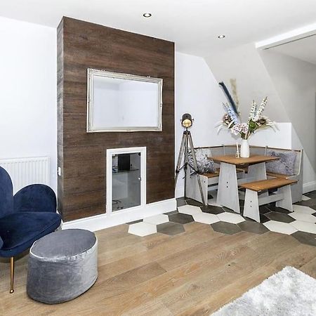 Lovely 2-Bed In Windsor Free Parking, 1 Mile From Legoland エクステリア 写真