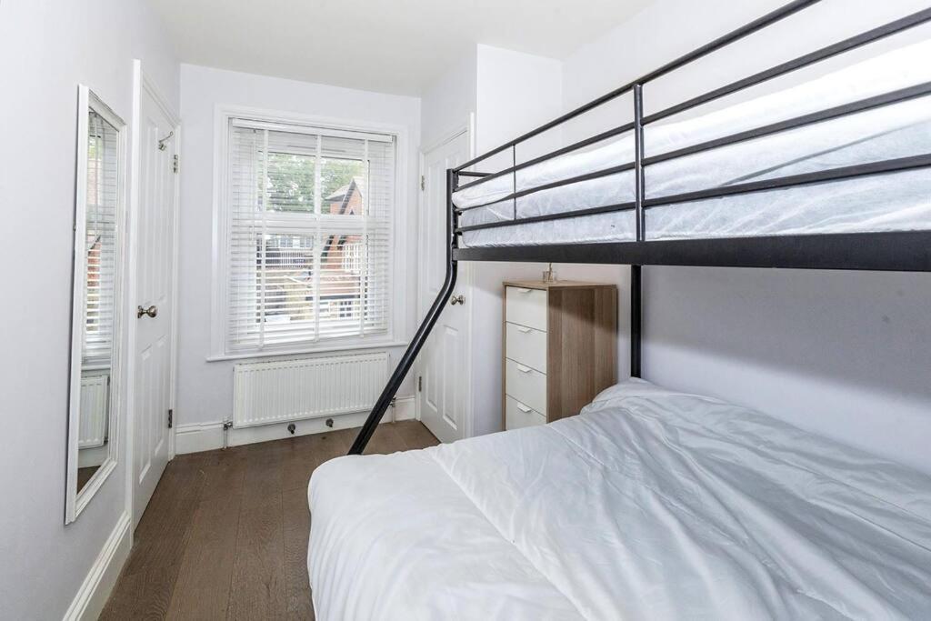 Lovely 2-Bed In Windsor Free Parking, 1 Mile From Legoland エクステリア 写真
