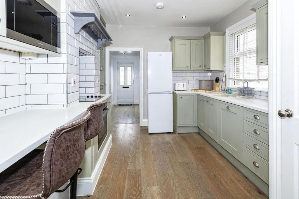 Lovely 2-Bed In Windsor Free Parking, 1 Mile From Legoland エクステリア 写真