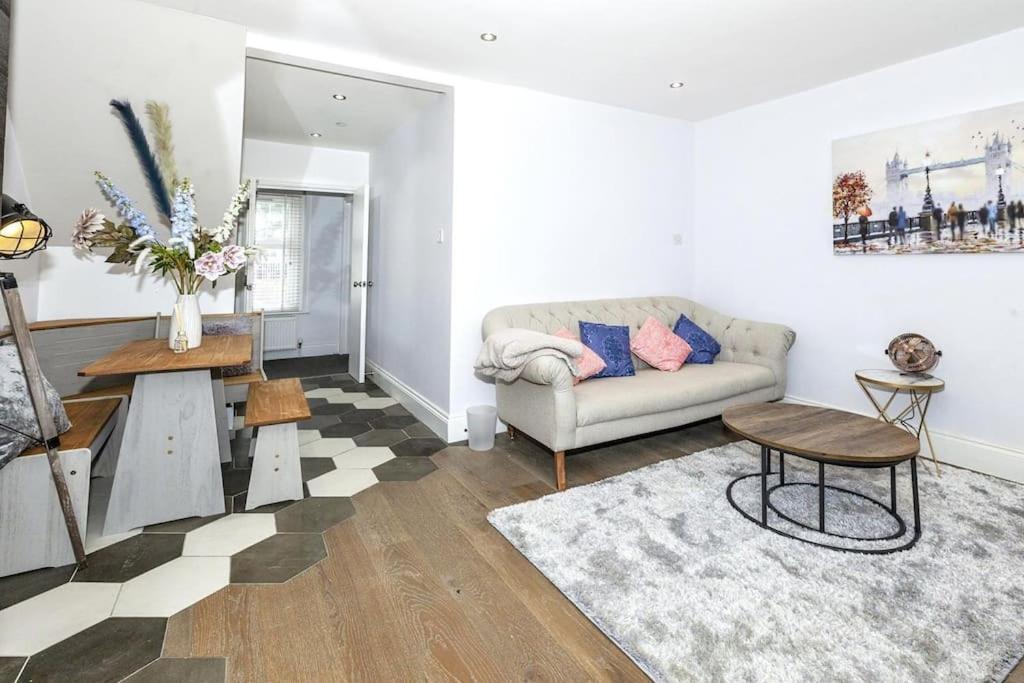Lovely 2-Bed In Windsor Free Parking, 1 Mile From Legoland エクステリア 写真