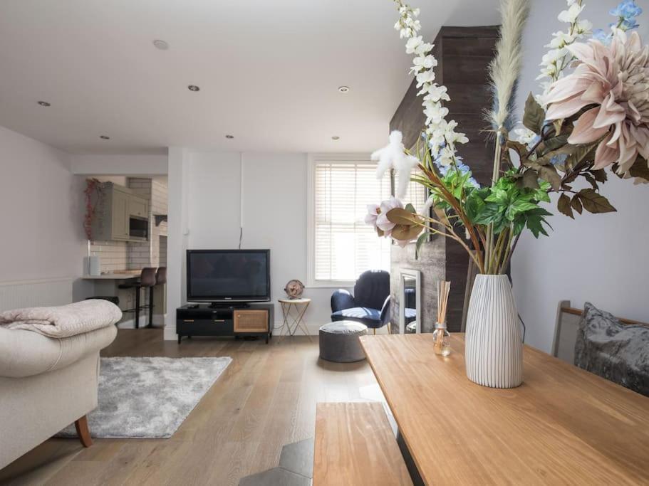Lovely 2-Bed In Windsor Free Parking, 1 Mile From Legoland エクステリア 写真