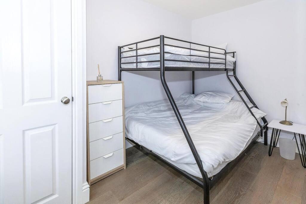 Lovely 2-Bed In Windsor Free Parking, 1 Mile From Legoland エクステリア 写真